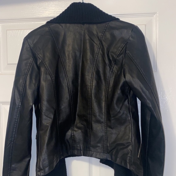 Suzy Shier-Black leather jacket w a built in scarf - Picture 3 of 3